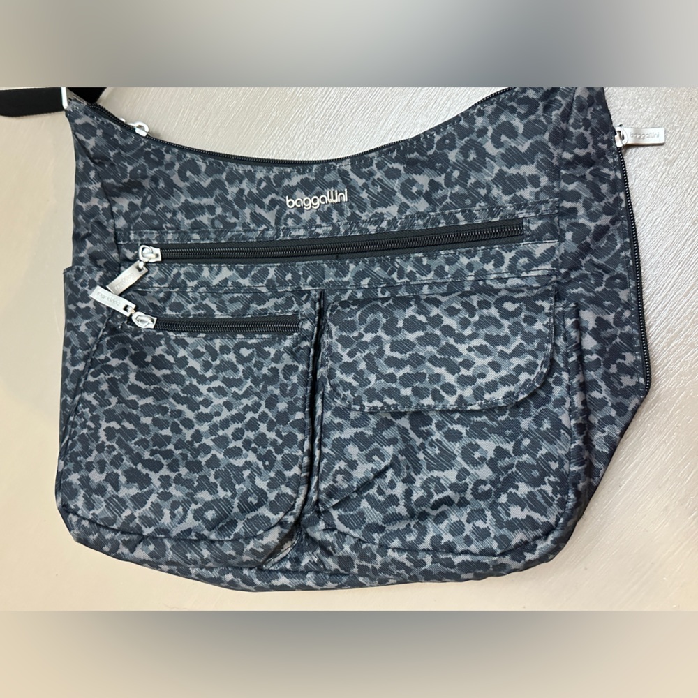Baggallini Everywhere Bagg Crossbody Bag Grey Cheetah Leopard Print Travel Purse - Picture 9 of 14